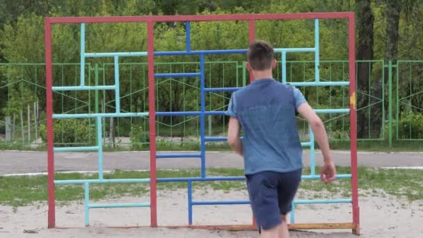 подросток занимается спортом на детской площадке
 - Кадры, видео