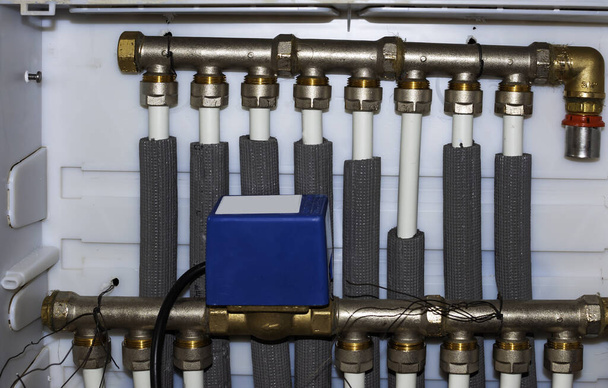 Ev ısıtma sisteminin ana kontrol manifoldu - Fotoğraf, Görsel