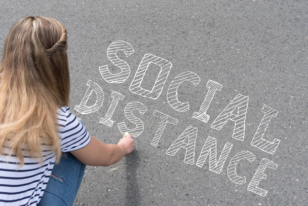Een vrouw en sociale afstand - Foto, afbeelding