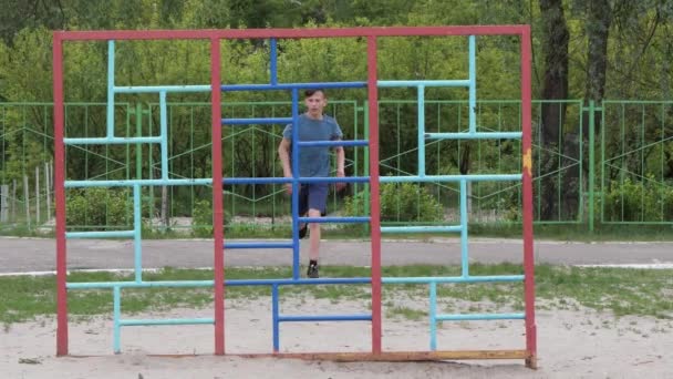 подросток занимается спортом на детской площадке
 - Кадры, видео