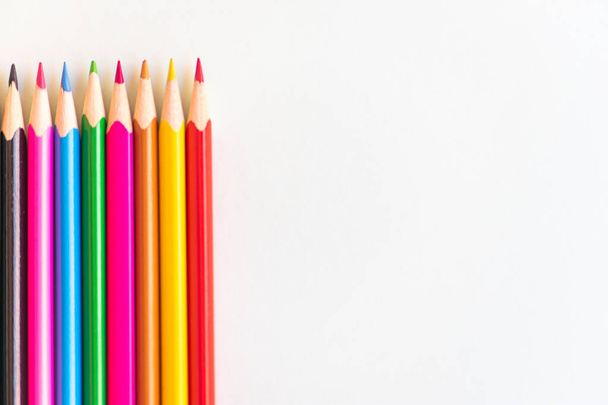 néhány színes ceruzák függőlegesen igazított fehér háttér - Fotó, kép