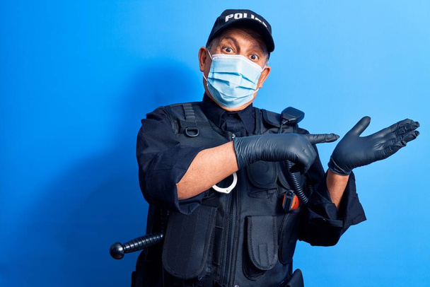 mature police officer wearing medical mask, coronavirus and quarantine concept - Фото, зображення