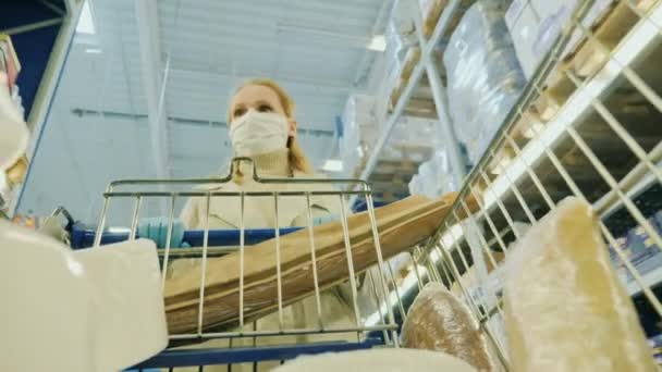 Karantina ve koronavirüs salgını sırasında kadın alışverişi - Video, Çekim