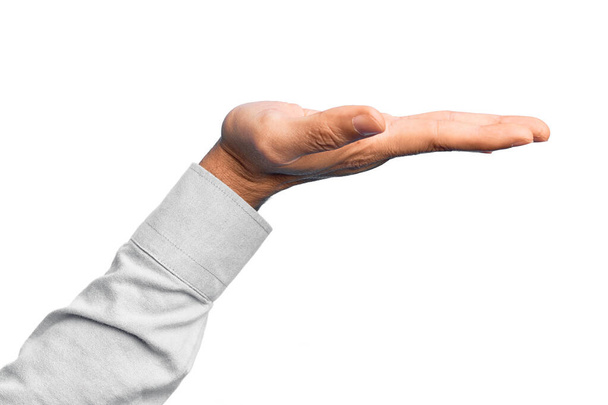 Рука білого чоловіка, що показує пальці над ізольованим білим тлом з плоскою долонею, що представляє продукт, пропонує і дає жест, чисте місце для копіювання
 - Фото, зображення