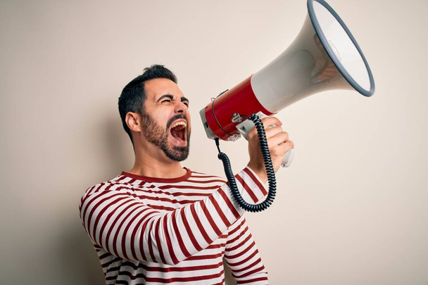 Hispanischer Mann schreit wütend aus Protest per Megafon. Aufgeregt schreien auf Lautsprecherdurchsagen und Schreinachrichten - Foto, Bild