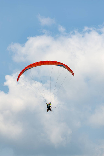 Parapente habillé volant dans le ciel bleu
 - Photo, image