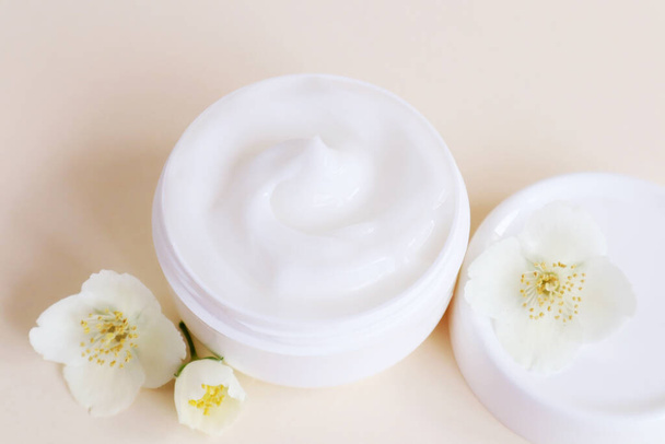 Cream moisturizer in the white jar. The concept of health and beauty. - Foto, afbeelding