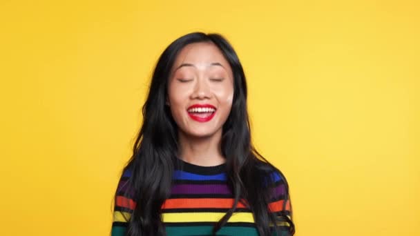 Asian woman say yes and then say no on yellow background - Filmmaterial, Video