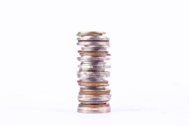 een stapel van bad munten stapels op witte achtergrond financiën business geïsoleerd - Foto, afbeelding