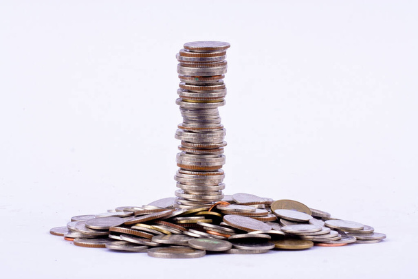 peníze rostoucí koupel mince zásobník na bílém pozadí finance podnikání izolované - Fotografie, Obrázek