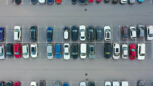 エリアの住民のためのオープンエアの大規模な駐車場、トップビューは、駐車場の上に離陸. - 映像、動画