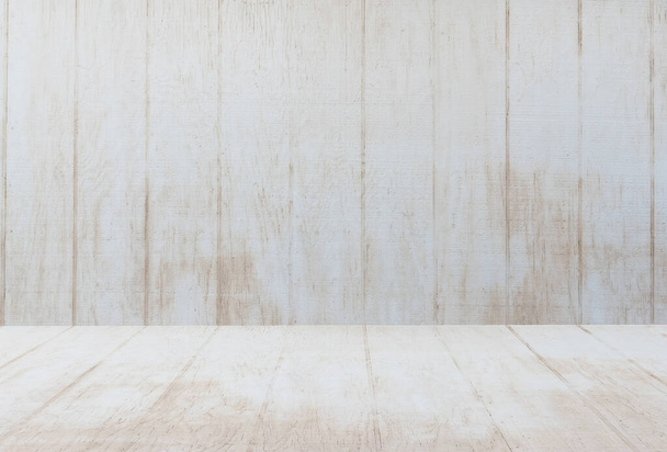 άδειο λευκό ξύλινο τραπέζι κατάστρωμα κορυφή Έτοιμο για επίδειξη προϊόντων μοντάζ με φόντο λευκό ξύλο.. - Φωτογραφία, εικόνα