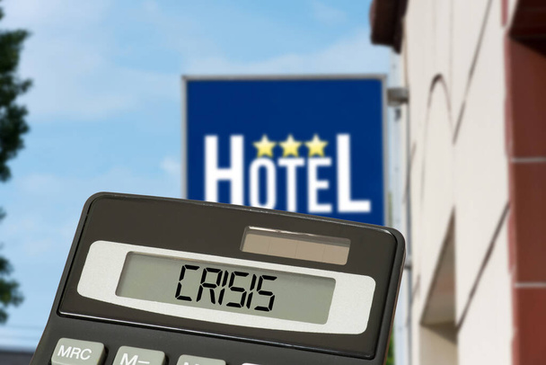 Hotel, calculator en de crisis in het Engels - Foto, afbeelding