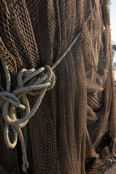 nudo marinero en redes de pesca en el puerto pesquero - Foto, afbeelding