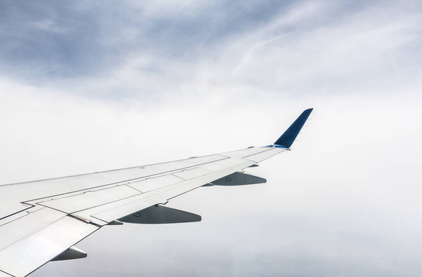 escena del ala del avión sobre el cielo nublado
. - Foto, Imagen
