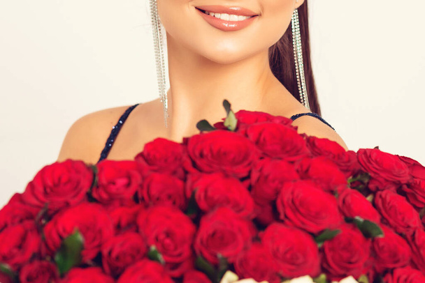 С Днем Святого Валентина. Женщина держит роскошный букет красных роз. Букет из ста роз для любимой женщины. Люблю тебя. Празднование помолвки или свадьбы. Подарок на день рождения
. - Фото, изображение