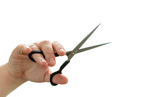 Detailní záběr profesionálního kadeřníka drží nůžky izolované na bílém pozadí. Nástroj pro holičskou práci - nůžky na světlém pozadí s prostorem pro text - Fotografie, Obrázek