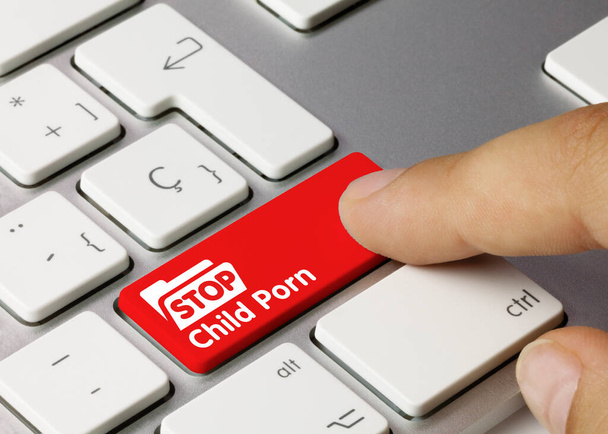 Stop Child Porn Γράφτηκε στο κόκκινο κλειδί του μεταλλικού πληκτρολογίου. Πληκτρολόγιο πληκτρολογίου - Φωτογραφία, εικόνα
