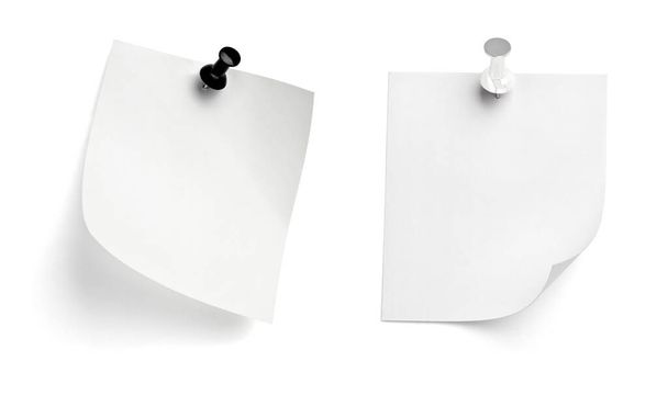 zbiór różnych papieru notatkowego z pinezką na białym tle - Zdjęcie, obraz