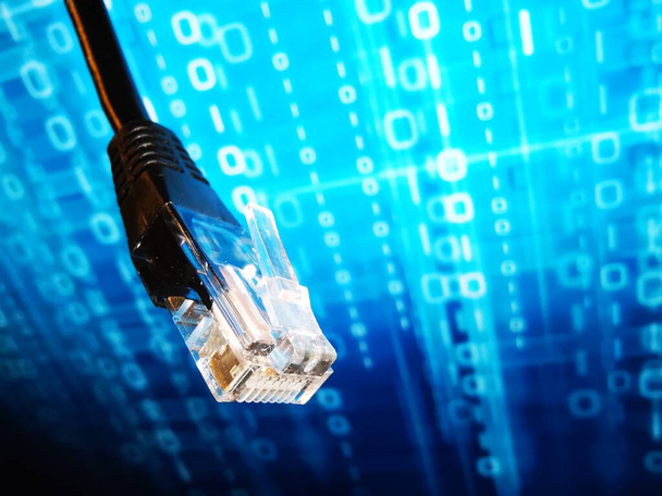 Computadora, cable de internet en un fondo de programación azul. Conexión a Internet Li fi
. - Foto, imagen
