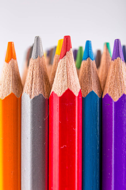 Set van gekleurde potloden voor het tekenen van close-up foto 's op een witte achtergrond - Foto, afbeelding