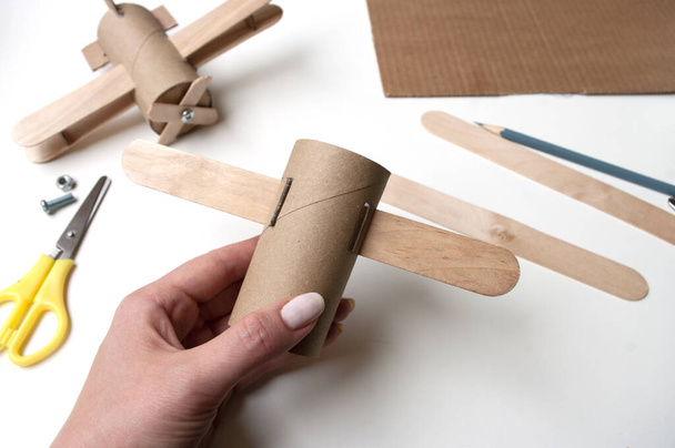 Avião de papel feito à mão, brinquedo para crianças, artesanato doméstico para crianças. Diy, passo a passo
. - Foto, Imagem