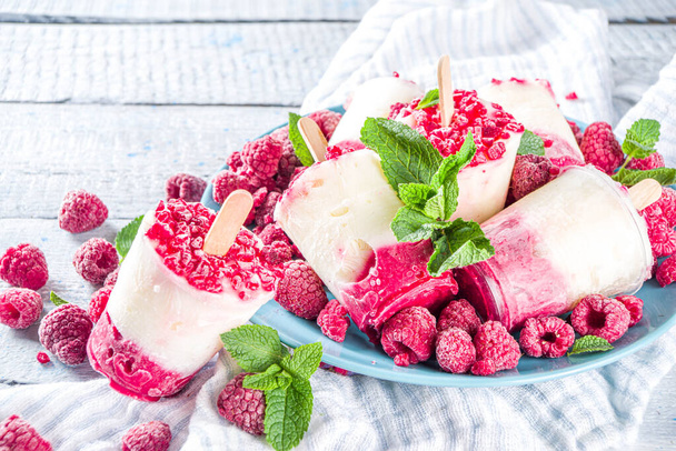 Süße und schmackhafte Diät Sommer-Dessert. Hausgemachtes Himbeerjoghurt-Eis mit frischen Himbeeren und Minze. Gesundes Eis Rezept. Holz weißen Hintergrund Kopierraum - Foto, Bild