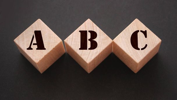 ABC Három fa kocka betűkkel. Vissza az általános iskola alapkoncepciójához. - Fotó, kép