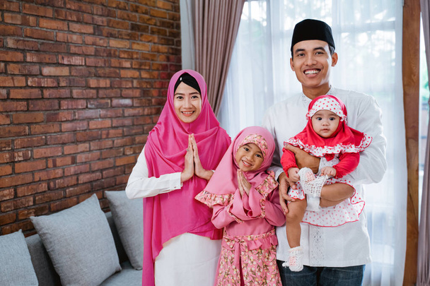 family at home celebrating eid mubarak - Foto, imagen