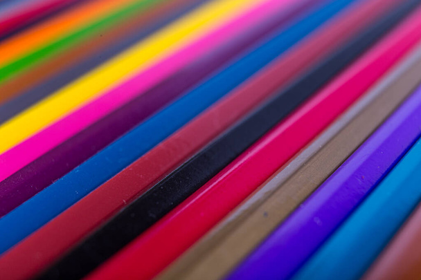 Набор цветных карандашей для рисования крупным планом фотографий на белом фоне
 - Фото, изображение