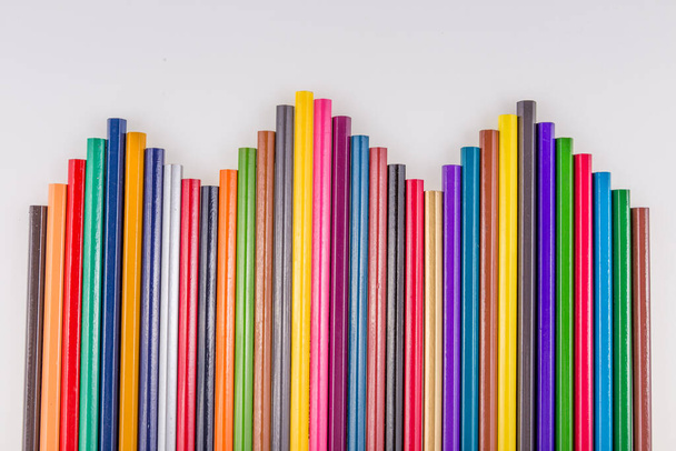 Conjunto de lápis coloridos para desenhar fotos de close-up em um fundo branco
 - Foto, Imagem