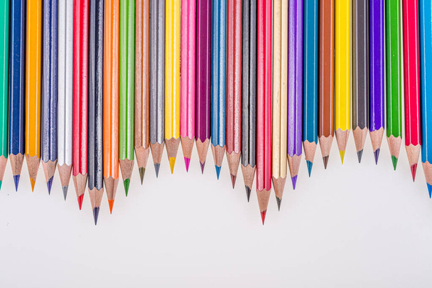 Színes ceruzák gyűjteménye közeli képek rajzolásához fehér alapon - Fotó, kép