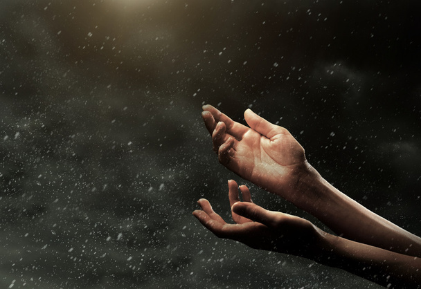 női kéz a felhős ég - Fotó, kép