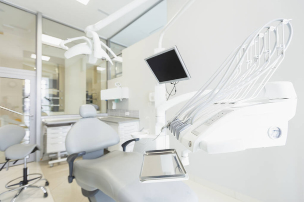 High tech orthodontist kamer met wit meubilair en moderne gereedschappen - Foto, afbeelding