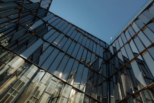 fachadas de vidro de edifícios de escritórios modernos e reflexão do céu azul
  - Foto, Imagem