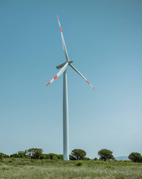 Güzel mavi gökyüzü olan rüzgar türbini - Fotoğraf, Görsel