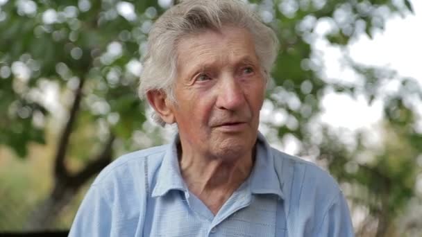 Altenheim, das Gesicht eines alten Mannes aus nächster Nähe - Filmmaterial, Video