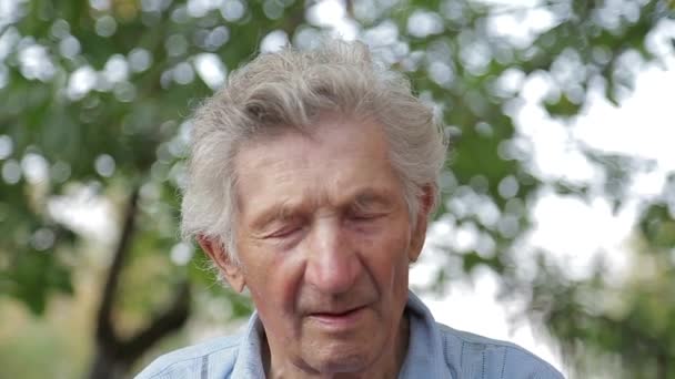 Altenheim, das Gesicht eines alten Mannes aus nächster Nähe - Filmmaterial, Video