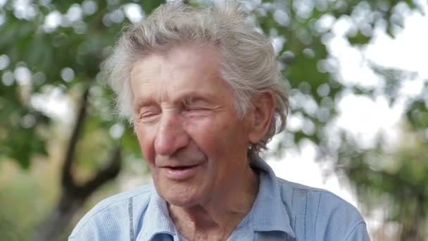 Καταφύγιο ηλικιωμένων, το πρόσωπο του γέρου από κοντά - Πλάνα, βίντεο