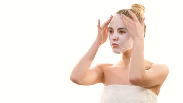La jolie fille avec un masque propre touchant le visage sur le fond blanc
 - Séquence, vidéo