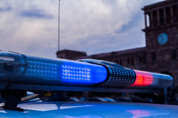 Strobelight μπαρ στην κορυφή του αυτοκινήτου της αστυνομίας αναβοσβήνει κόκκινο και μπλε. - Φωτογραφία, εικόνα