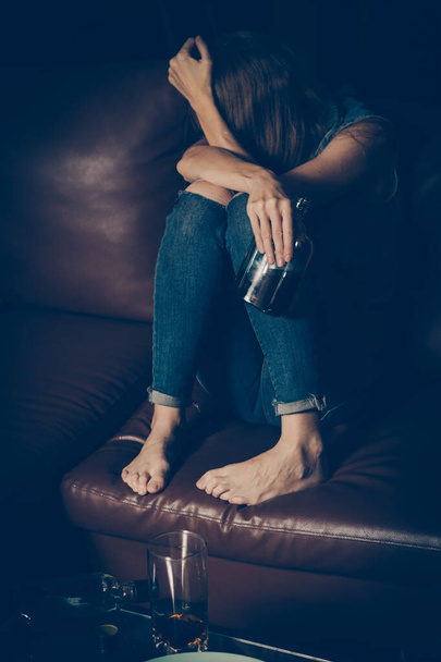 Jeune femme ivre sur le canapé. Concept de dépression. Mode de vie malsain
. - Photo, image