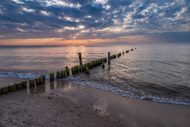 Groynes στην ακτή της Βαλτικής Θάλασσας στο Graal Mueritz, Γερμανία. - Φωτογραφία, εικόνα