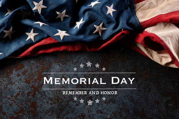 Χαρούμενη Ημέρα Μνήμης. Σημαίες αμερικανικές με το κείμενο REMember & Honor σε φόντο μαύρη πέτρα. 25 Μαΐου. - Φωτογραφία, εικόνα
