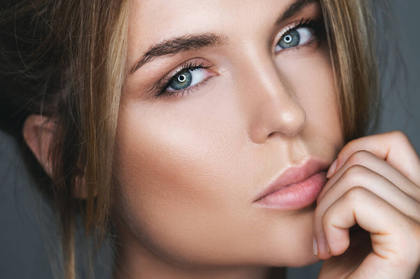 Close-up portrait of stunning woman with natural makeup  - Foto, Imagem