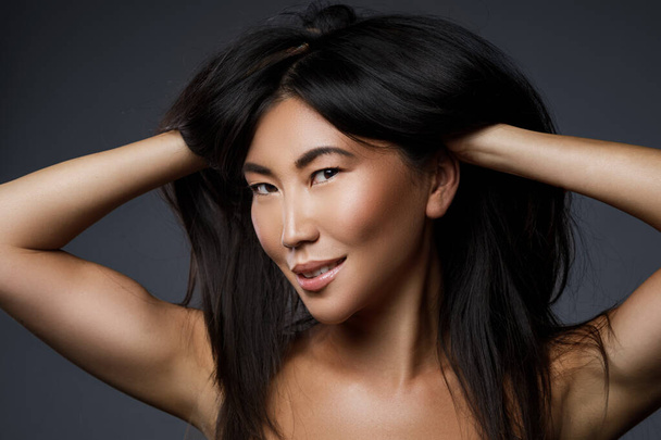 Ritratto di bella donna asiatica con capelli neri sani
 - Foto, immagini