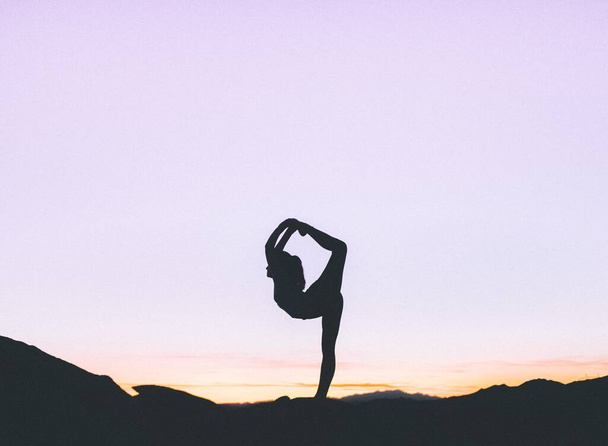 LAS VEGAS, UNITED STATES - Jun 30, 2019: The silhouette of a woman holding a yoga pose. - Φωτογραφία, εικόνα