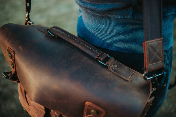 A closeup shot of a brown leather satchel bag - Foto, afbeelding