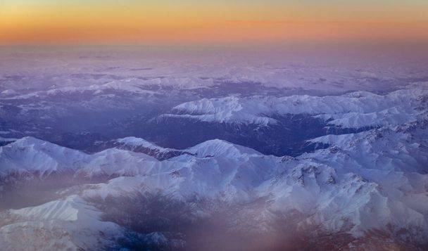 Καύκασος Βουνά δει από το παράθυρο του αεροπλάνου - Φωτογραφία, εικόνα