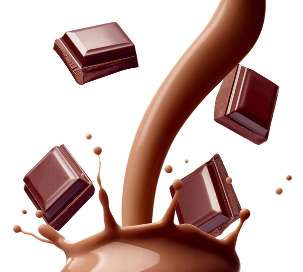 close up της σοκολάτας βουτιά γάλα σε γυαλί και κομμάτια σοκολάτας σε λευκό φόντο - Φωτογραφία, εικόνα